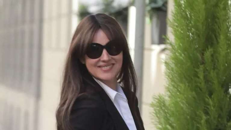 Mόνικα Μπελούτσι: Με το πιο fashion φθινοπωρινό χρώμα στο Ηνωμένο Βασίλειο