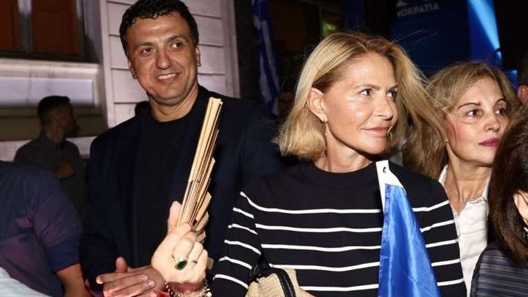 Γιορτινό τραπέζι πάνω στο κύμα για την Τζένη Μπαλατσινού και την οικογένειά της