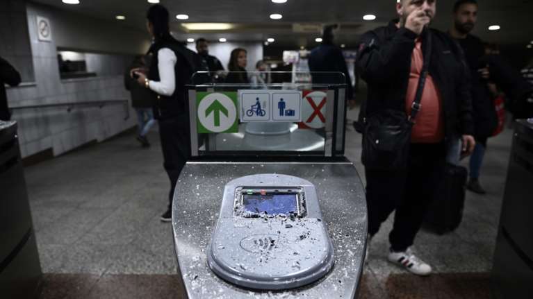 Γρηγορόπουλος: Καταστροφές και βανδαλισμοί  στο μετρό της Ομόνοιας μετά την πορεία - Ξεκόλλησαν μέχρι και τμήματα της οροφής