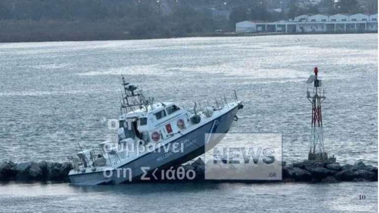 Βόλος: Σκάφος του Λιμενικού "καρφώθηκε" στα βράχια πάνω στον κυματοθραύστη