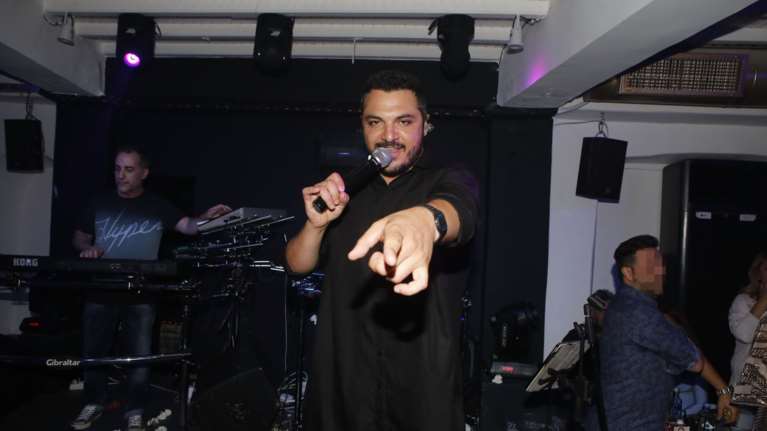 Ο Κώστας Δόξας έκανε μήνυση στην πρώην σύζυγό του: &quot;Το παιδί ανεβαίνει συνέχεια στο μηχανάκι χωρίς κράνος&quot;