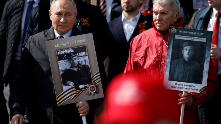 Πούτιν: Στην πομπή με το &quot;Σύνταγμα Αθανάτων&quot; κρατώντας πορτρέτο του πατέρα του  - Πολέμησε στον Β΄Παγκόσμιο Πόλεμο