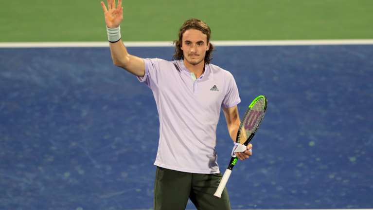 Δημοπρασία για τον κορονοϊό: 5.500 ευρώ για τη ρακέτα του Τσιτσιπά