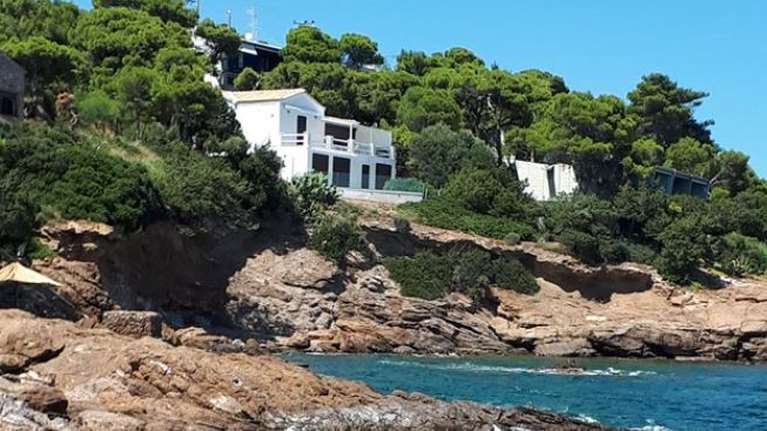 ΝΔ για τη βίλα Τσίπρα στο Σούνιο: Αυτές κι αν είναι ευκαιρίες - Μπροστά στη θάλασσα με 500 ευρώ τον μήνα!