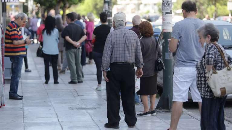 Νέες εικόνες συνωστισμού στον ΕΦΚΑ Καλλιθέας: Ουρές και εκνευρισμός