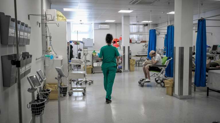 Εξαρση της γρίπης στην Ελλάδα: Μεγάλη διασπορά στα παιδιά - Ανεμβολίαστοι όσοι μπαίνουν στις ΜΕΘ