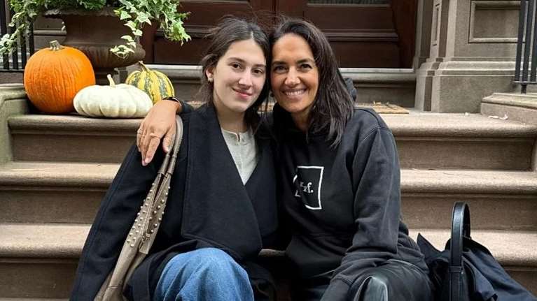 Η Νόνη Δούνια στο πλευρό της φοιτήτριας κόρης της, Ρίας στη Νέα Υόρκη