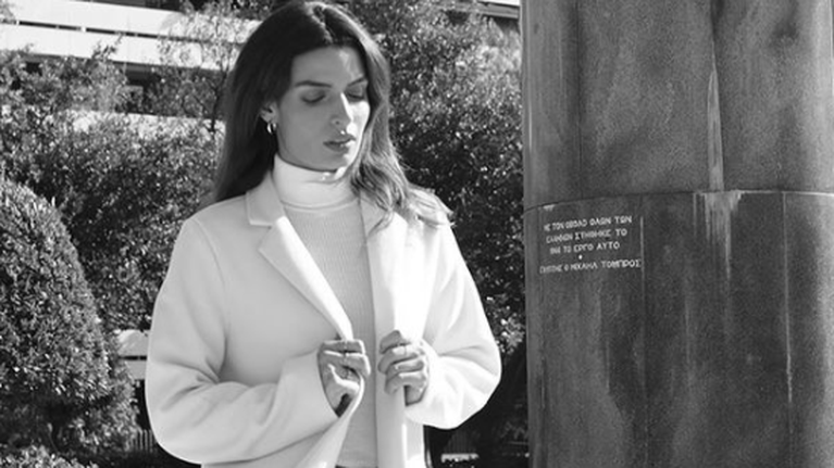 Η Τόνια Σωτηροπούλου γυμνάζεται στο νησί και το κάνει με στιλ