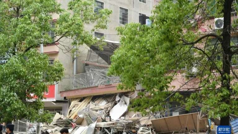 Κίνα: Δεκάδες εγκλωβισμένοι στα συντρίμμια εξαώροφου κτιρίου που κατέρρευσε ξαφνικά [εικόνες, βίντεο]