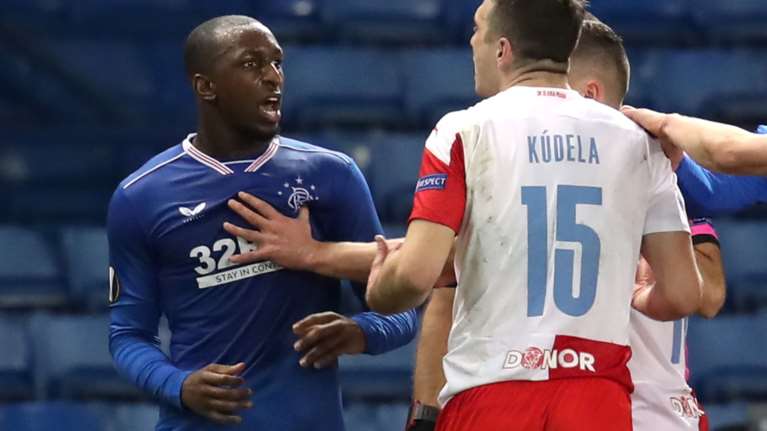 Europa League: Καμπάνα δέκα αγωνιστικών στον Κούντελα για τη ρατιστική επίθεση στον Καμαρά [Βίντεο]