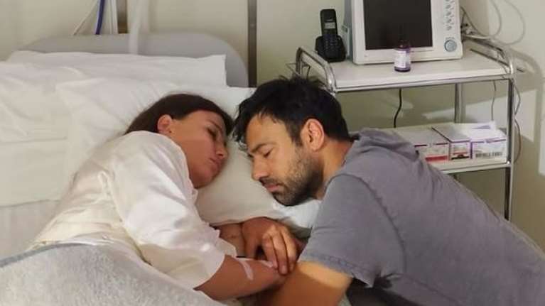 Έγινε πατέρας ο Ανδρέας Γεωργίου: Οι εικόνες της συζύγου του, Σιμώνης, με τη νεογέννητη κορούλα τους