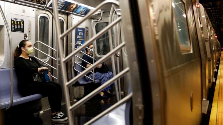 Ακτίνα φωτός στις ΗΠΑ: Μόλις 450 οι νεκροί από τον κορονοϊό αλλά θα ξεπεράσουν τους 145.000 οι θάνατοι ως τον Αύγουστο