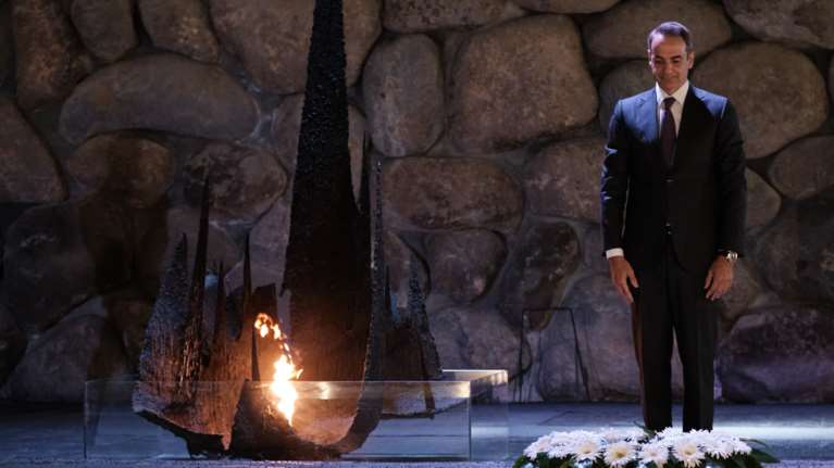 Μητσοτάκης: Κατέθεσε στεφάνι στο μνημείο του Ολοκαυτώματος- Η συγκίνησή του για το όνομα της θείας του στους Δίκαιους των Εθνών