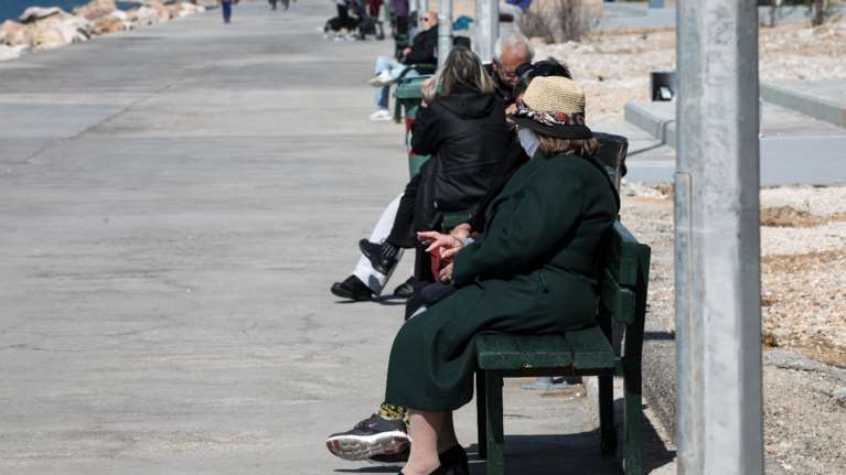 Ανησυχία για τους ηλικιωμένους που αρνούνται να εμβολιαστούν: Το 90% των θυμάτων του ιού δεν είχε κάνει εμβόλιο