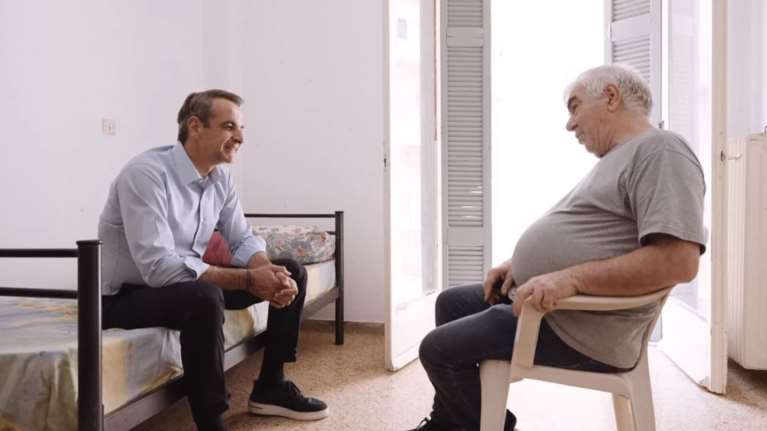 Εκλογές 2023: O Μητσοτάκης συναντά πρώην άστεγο στο νέο σπίτι του - "Σε μια στιγμή όλα χάθηκαν"