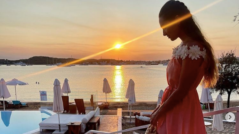 Σάσκια Κόνερι:  Η εγγονή του Σον Κόνερι είναι διακοπές στην Ελλάδα και δηλώνει ενθουσιασμένη