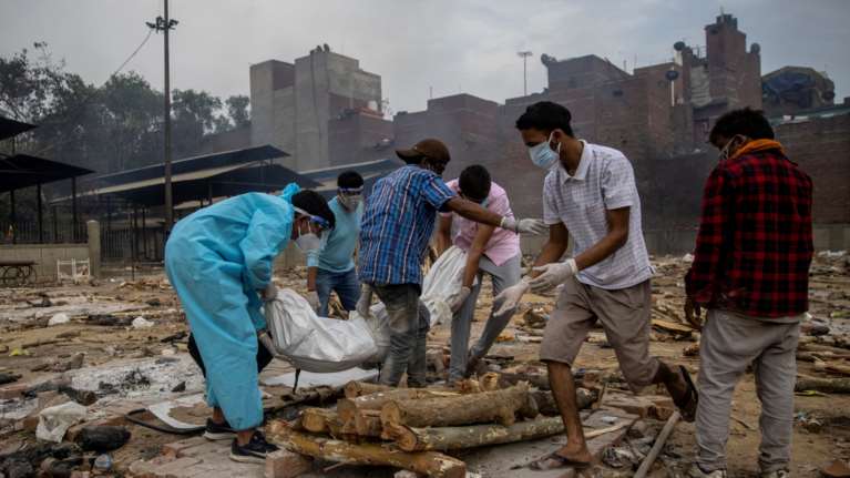 Κορονοϊός: Προς 400.000 κρούσματα την ημέρα η Ινδία - Μεταφέρουν οξυγόνο με τρένα