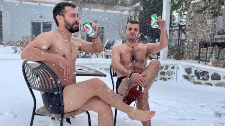 &quot;Τρελάθηκαν&quot; στη Σαμοθράκη: Με μαγιό στα χιόνια και μπίρες, υποδέχτηκαν την κακοκαιρία &quot;Μήδεια&quot;