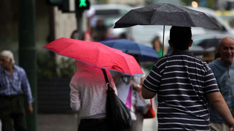 Καιρός: Βροχές από το μεσημέρι στην Αττική - Πέφτει η θερμοκρασία σε όλη τη χώρα