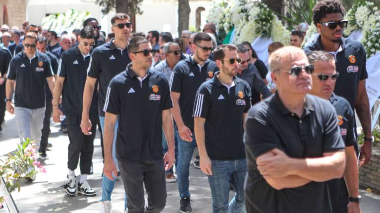 Κηδεία Πάρη Δερμάνη: Συγκινημένη η ομάδα μπάσκετ του Παναθηναϊκού είπε το τελευταίο &quot;αντίο&quot; - Εκεί και ο Δ.Γιαννακόπουλος