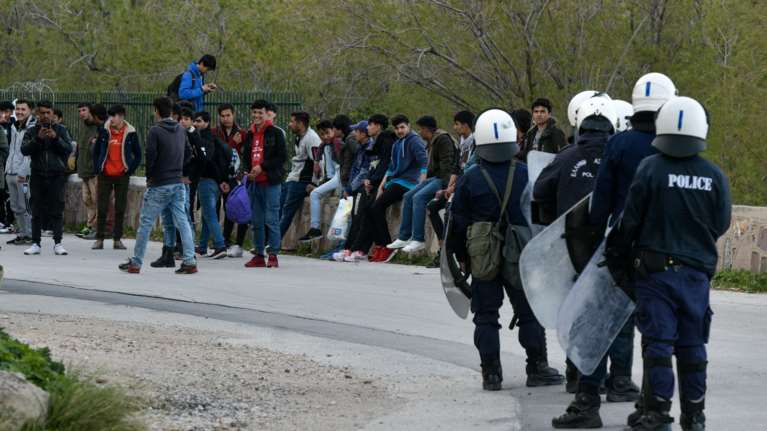 Νέα διαδήλωση προσφύγων και μεταναστών στη Λέσβο - Φωνάζουν &quot;ελευθερία&quot;