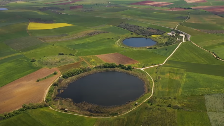 Ζερέλια Βόλου: Δείτε από ψηλά τις μοναδικές &quot;εξωγήινες&quot; δίδυμες λίμνες [Βίντεο]
