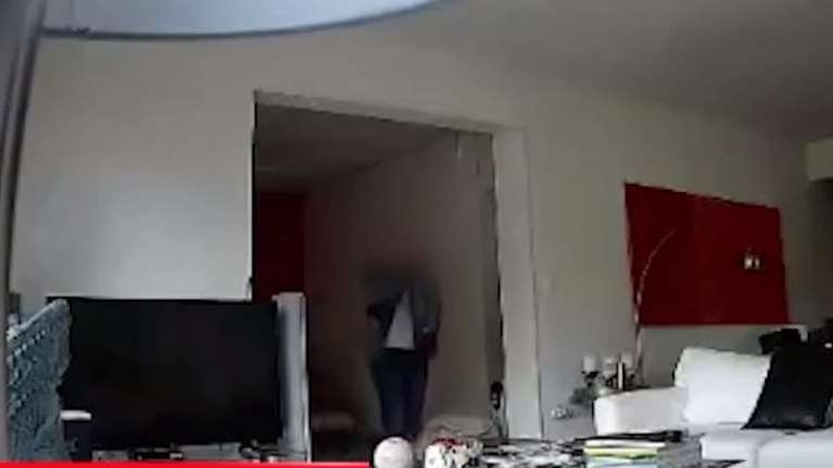 Απύθμενο θράσος: Διαρρήκτης μπαίνει σε σπίτι στο Μαρούσι μιλώντας στο κινητό - Bίντεο ντοκουμέντο