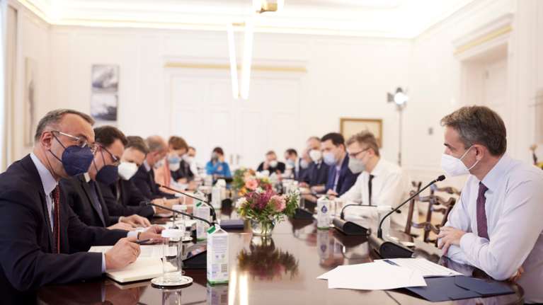 Σύσκεψη στο Μαξίμου: Επιβεβαιώθηκε η απόλυτη επάρκεια αγαθών - Ομαλά λειτουργεί η εφοδιαστική αλυσίδα