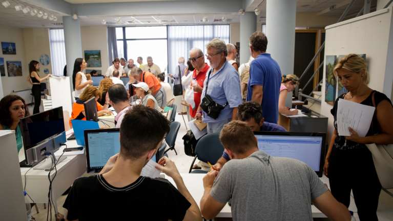 Γραφείο Προϋπολογισμού: Ανάπτυξη 2,3% φέτος, όχι σε 13ο και 14ο μισθό στο Δημόσιο - Κίνδυνοι από τους δασμούς Τραμπ