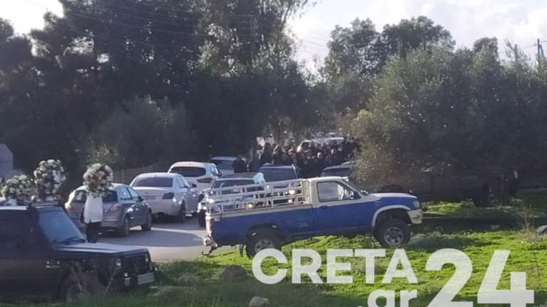 Θρήνος στο Ηράκλειο: Το σπαρακτικό αντίο στη μάνα και την τρίχρονη κόρη που &quot;έσβησαν&quot; στην άσφαλτο [Εικόνες]