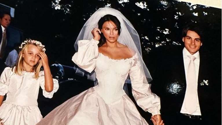 Η Σίλια Κριθαριώτη μας δείχνει το παραμυθένιο νυφικό και το άλμπουμ του γάμου της μετά από 22 χρόνια[εικόνες]