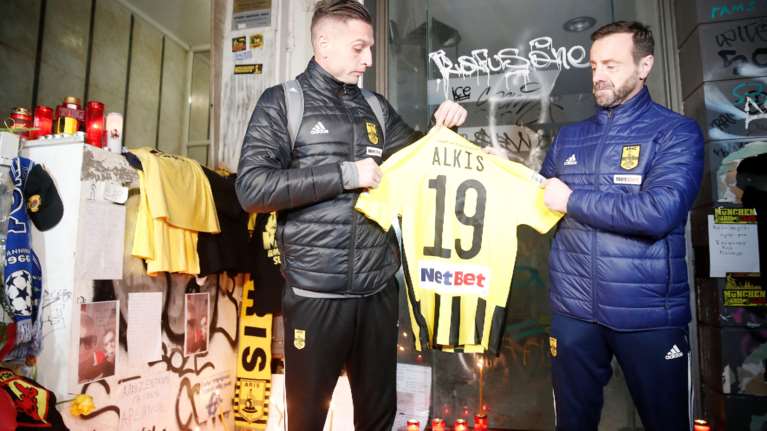 Δολοφονία Άλκη Καμπανού: Στο σημείο της δολοφονίας οι παίκτες του Άρη - Συγκινεί η φανέλα με το &quot;19&quot; και το όνομά του [Εικόνες]