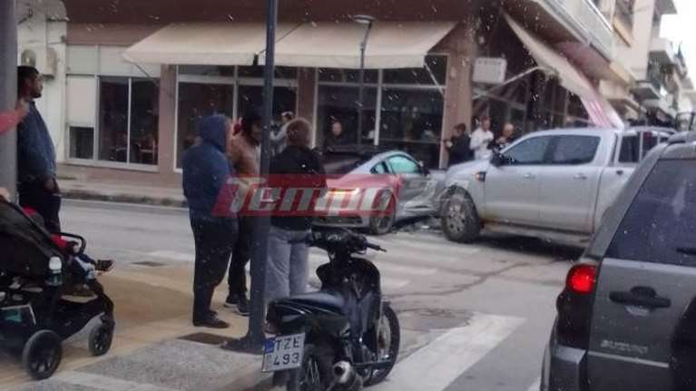 Porsche έπεσε πάνω σε αγροτικό και μπήκε σε ζαχαροπλαστείο στη Βάρδα [Εικόνες]