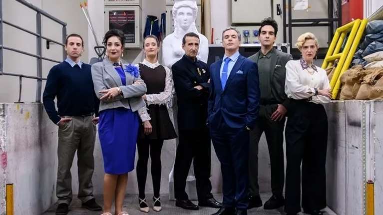 Ο Γιώργος Καπουτζίδης φέρνει μια &quot;Καρυάτιδα&quot; στο θέατρο