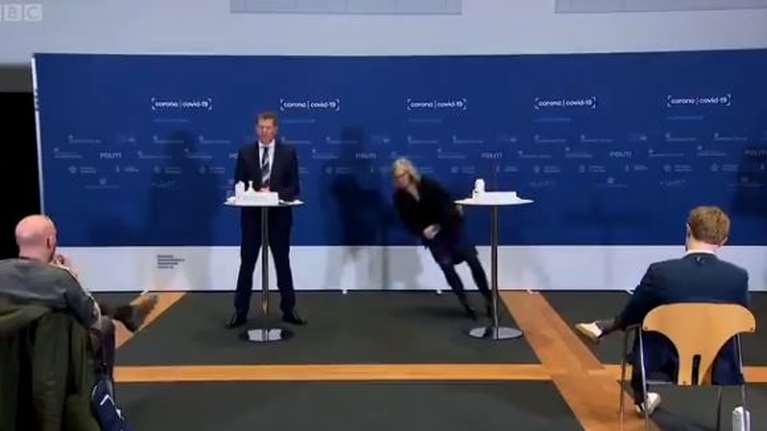 &quot;Πάγωσε&quot; η Δανία: Αξιωματούχος λιποθυμά καθώς ανακοινώνει τη διακοπή του εμβολίου της AstraZeneca [Βίντεο]