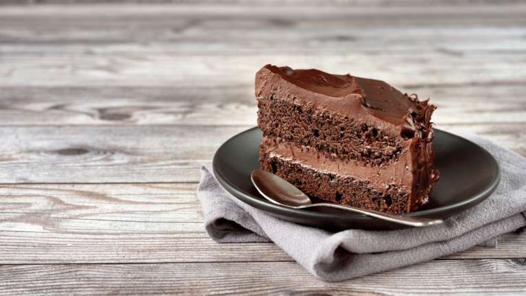 Ακης Πετρετζίκης: Συνταγή για το πιο εύκολο και ζουμερό κέικ σοκολάτας - Ετοιμο στο πι και φι