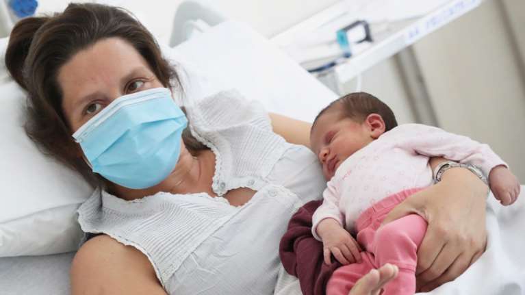 Η ζωή συνεχίζεται: Βελγίδα θετική στον κορονοϊό γέννησε με καισαρική ένα κοριτσάκι