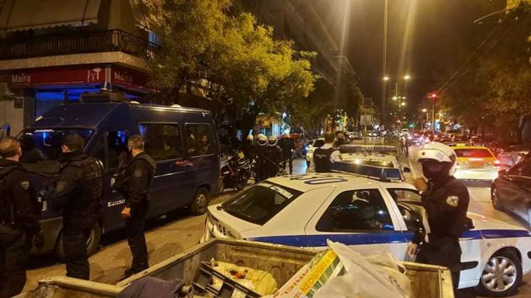 Νέο Ηράκλειο: Αποφεύχθηκε στο παρά πέντε σύρραξη ακροδεξιών με αντιεξουσιαστές - 24 προσαγωγές [Εικόνες και Βίντεο]