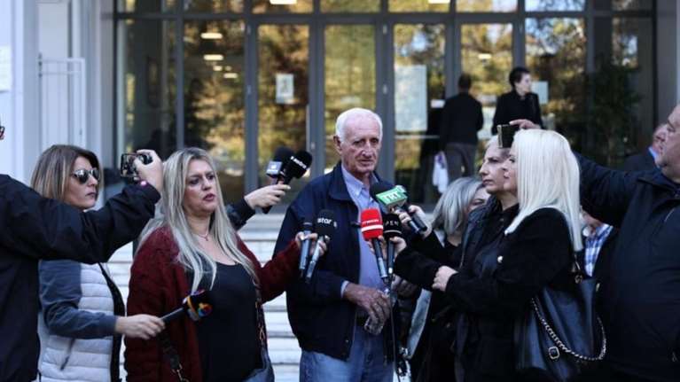 Τέμπη: Νέο αίτημα για αναβολή της δίκης με τα βίντεο, από τους κατηγορούμενους - &quot;Ντροπή&quot; φώναξαν συγγενείς των θυμάτων