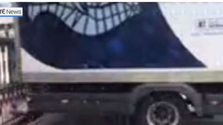 Συναγερμός στο Δουβλίνο: Φορτηγό έπεσε πάνω στην είσοδο της ρωσικής πρεσβείας