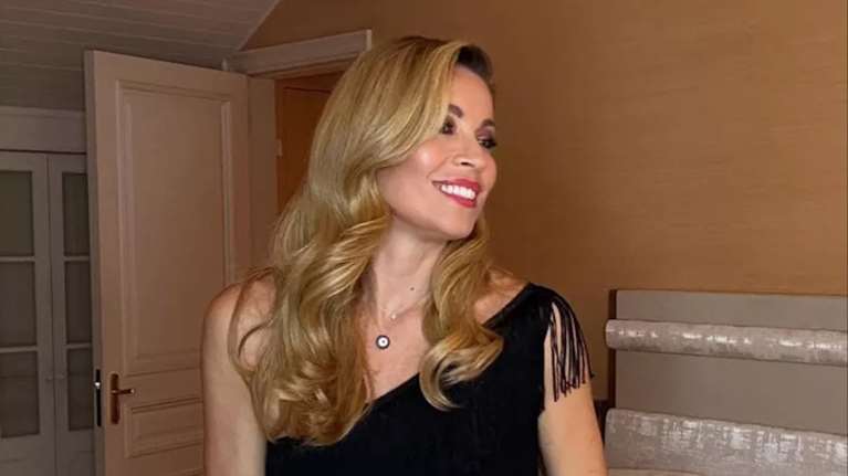 Ξεκίνησε τις βουτιές η Μαριέττα Χρουσαλά -  Ποζάρει με μικροσκοπικό μαγιό