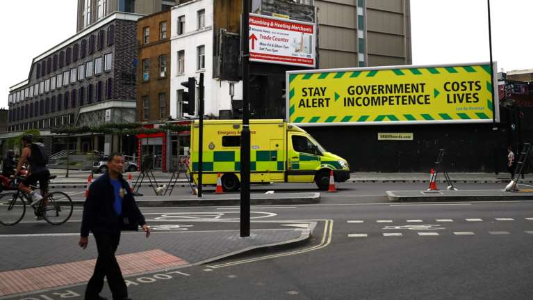 Financial Times: Η Βρετανία έχει στην πραγματικότητα τη μεγαλύτερη παγκοσμίως θνησιμότητα από κορονοϊό