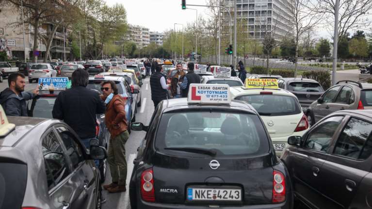 Δίπλωμα οδήγησης στα 17 αλλά με συνοδό: Με κάμερες οι εξετάσεις- Ολες οι σημαντικές αλλαγές για την οδική ασφάλεια