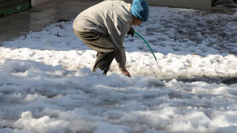 Κακοκαιρία - 80χρονη στο Ντράφι ξέσπασε σε κλάματα: &quot;Είμαστε 36 ώρες χωρίς ρεύμα εγκλωβισμένοι&quot;