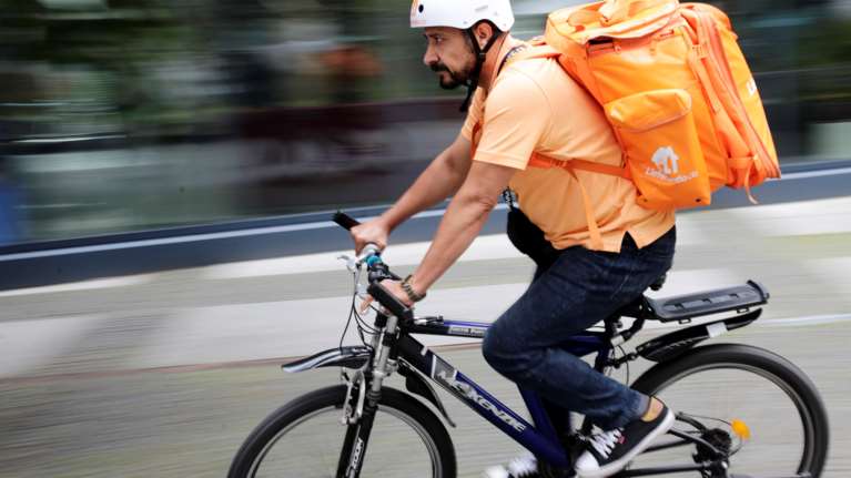 Αφγανιστάν: Η απίστευτη ιστορία του πρώην υπουργού Επικοινωνιών που τώρα δουλεύει ντελίβερι σε πιτσαρία στη Γερμανία