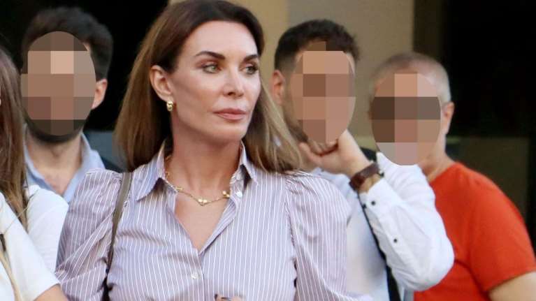 Κομψή σε εκδήλωση σε εστιατόριο στο κέντρο της πόλης η Τατιάνα Στεφανίδου - Πώς φόρεσε το πουά