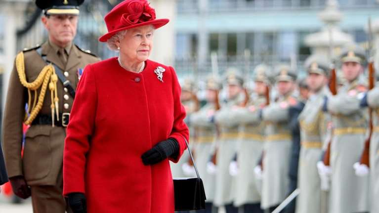 Πώς η Βασίλισσα Ελισάβετ καθιέρωσε το &quot;διπλωματικό τρόπο&quot; ντυσίματος