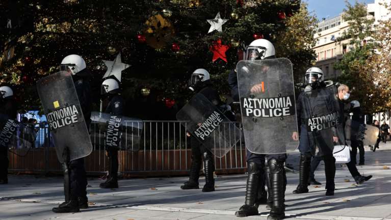 Τα ΜΑΤ φυλάνε το χριστουγεννιάτικο δέντρο στην πλατεία Συντάγματος- Για να μην το κάψουν οι αναρχικοί