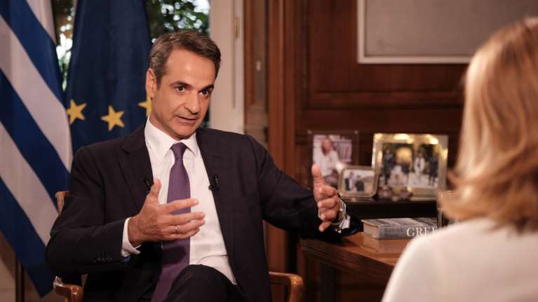 Μητσοτάκης: Ποιο βιβλίο είχε πάνω στο γραφείο του στη συνέντευξή του στο STAR [εικόνες]