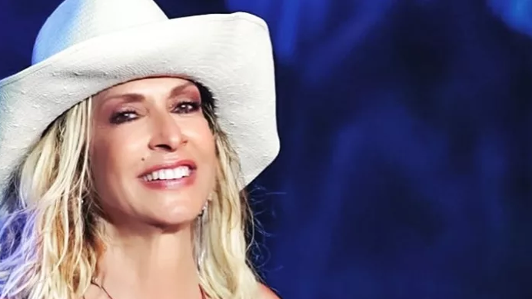 Άννα Βίσση: Η σφιχτή και stylish αγκαλιά στην κόρη της, Σοφία Καρβέλα